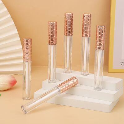Bán buôn tuýp son bóng nhựa 4.5ml có nắp vàng và cọ trắng cho hộp đựng mỹ phẩm rỗng