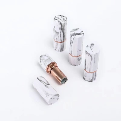 Chiếc hộp màu môi trống hình tam giác với vòng niêm phong
