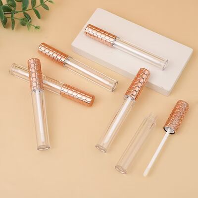 Bán buôn tuýp son bóng nhựa 4.5ml có nắp vàng và cọ trắng cho hộp đựng mỹ phẩm rỗng